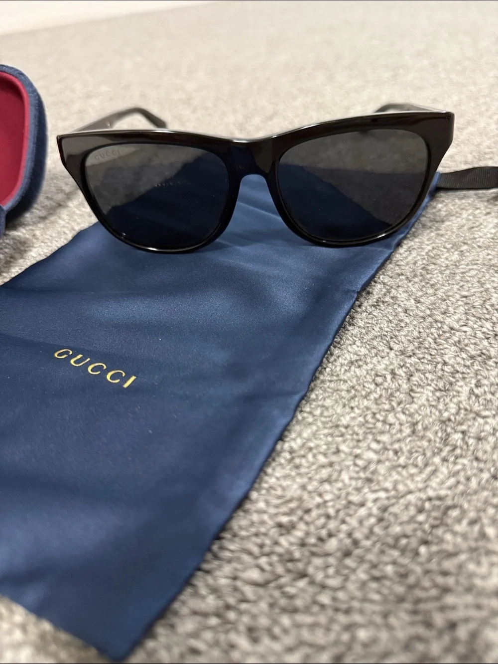 Gucci Black men’s sunglasses Case and Pouch